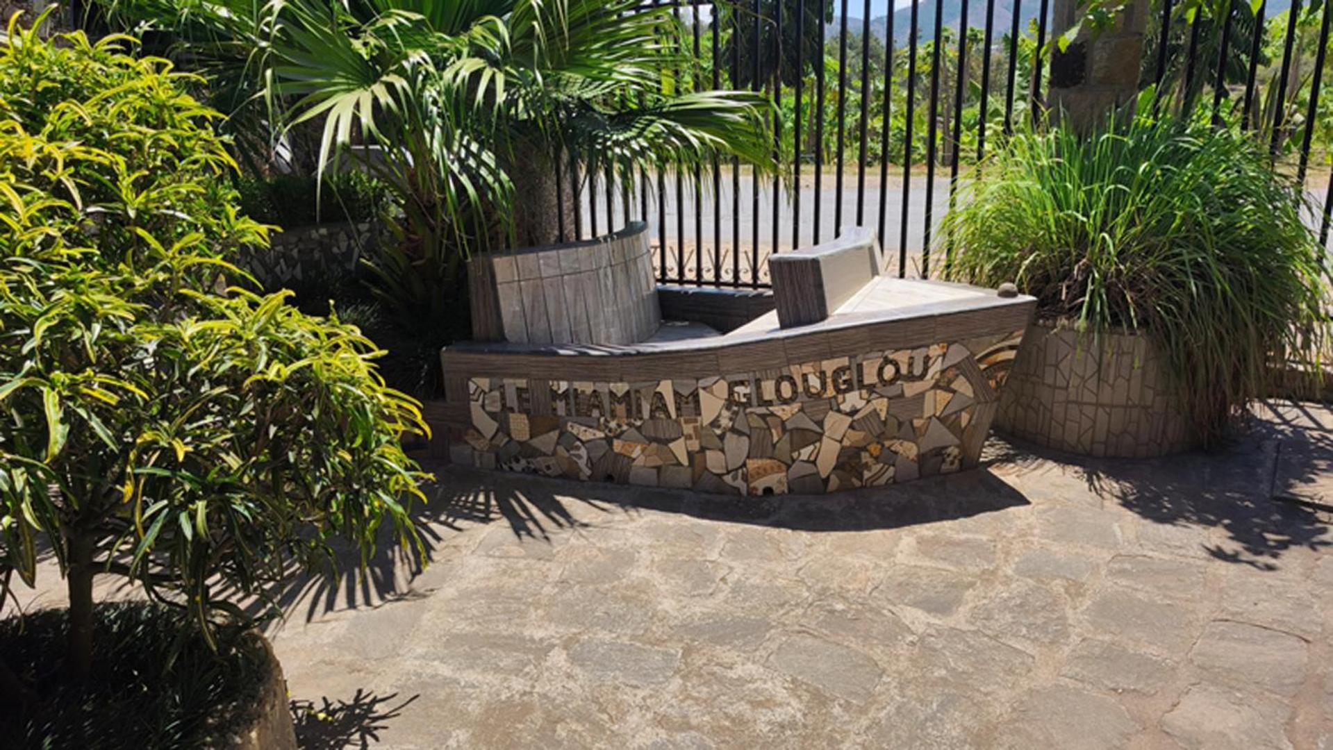 Hotel Restaurant Le Miamiam Glouglou Ambositra Buitenkant foto