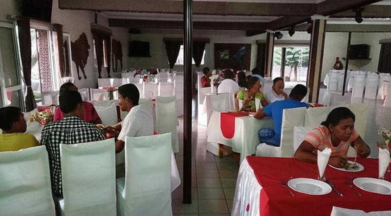 Hotel Restaurant Le Miamiam Glouglou Ambositra Buitenkant foto