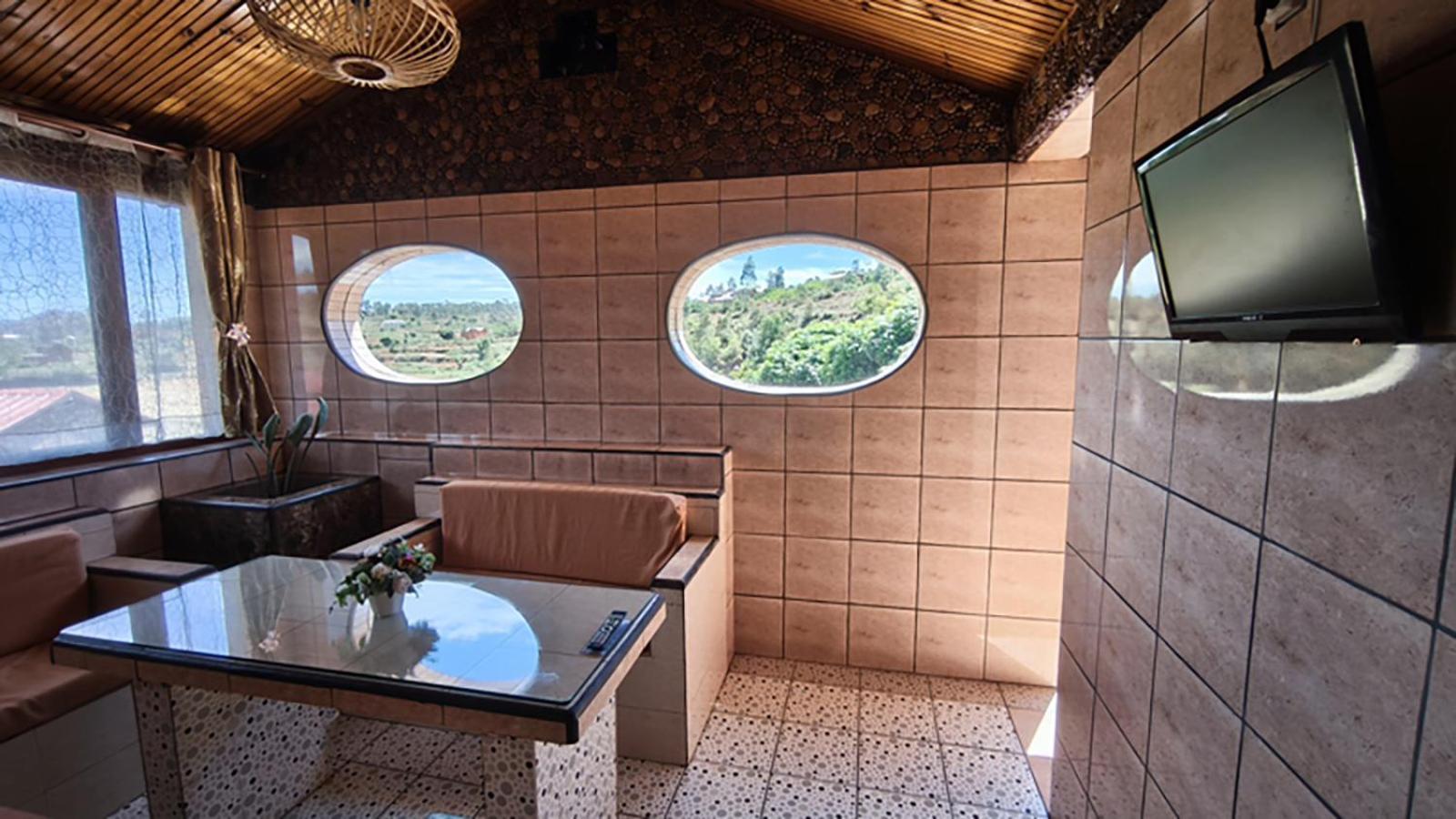 Hotel Restaurant Le Miamiam Glouglou Ambositra Buitenkant foto
